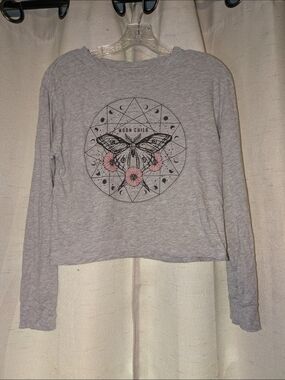 Moon Child Graphic Long-Sleeve Crop Tee in Light Gray with Pink Accents